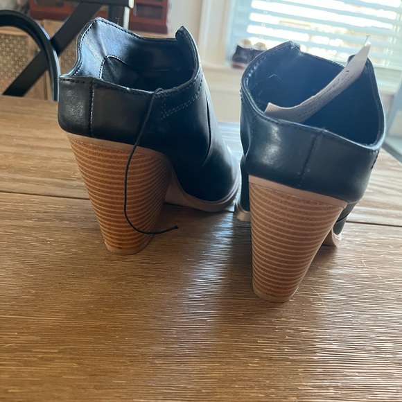 Dolce Vita ankle bootie - Picture 4 of 4